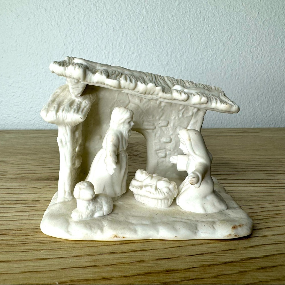 Roman Inc White Ceramic Nativity Scene Manger 4" Long 2001 Jesus Joseph‎ Mary